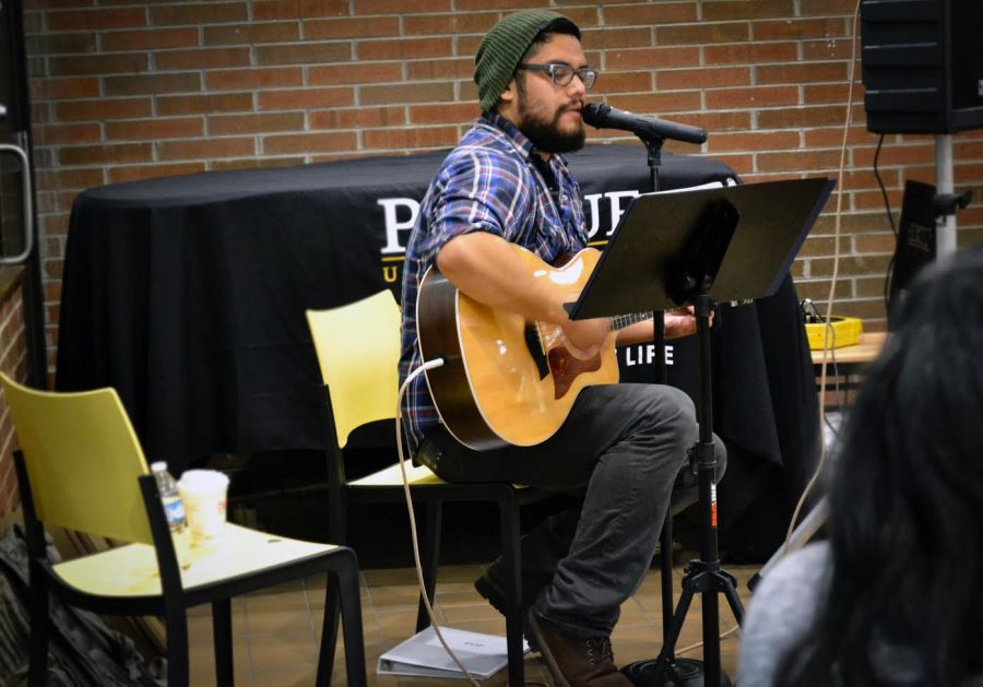Eli+Hernandez+plays+for+students+during+the+first+scheduled+Tunes+%40+Noon+on+the+Hammond+campus.