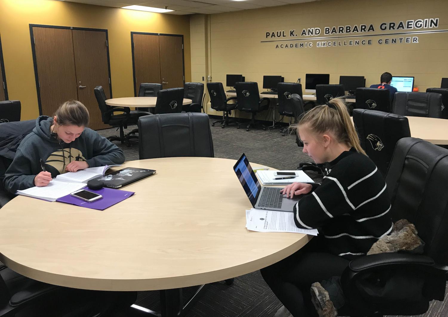 Anna Wachowski (left), freshman physiology major and tennis player, studies alongside
teammate Lena Van Bergen (right), freshman business analytics major.
