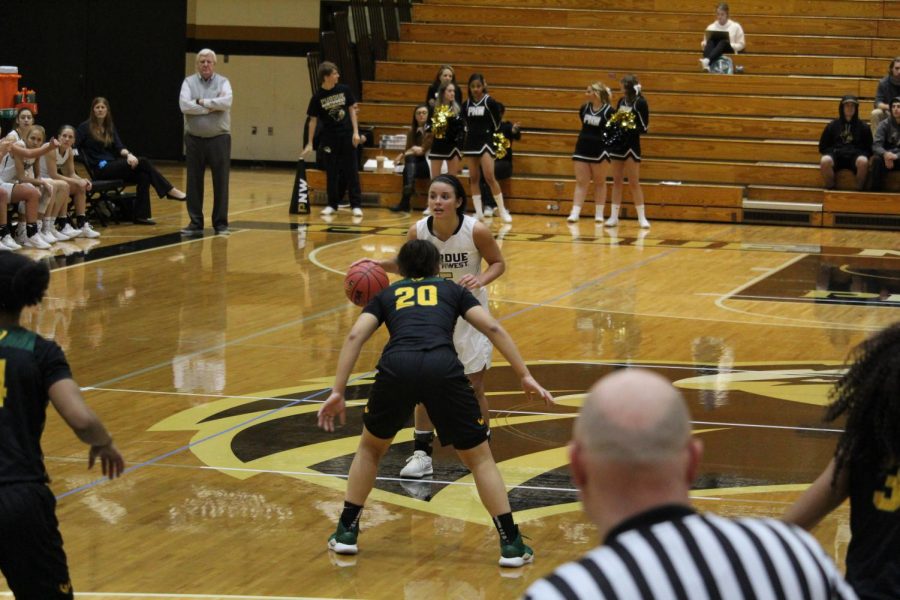 Tayler Vauters, sophomore
guard, looks for an opening
around India Hawkins, senior
guard for Wayne state, in the
home game on Jan. 20.