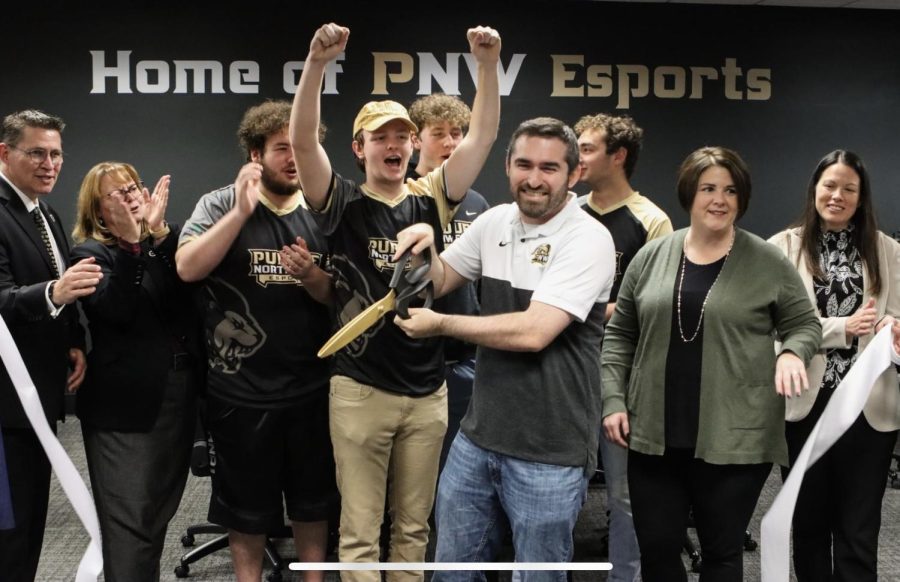 Students lined up at Grand Opening ceremonies to use PNW’s new eSports arenas. Th e state-of-the-art gaming
spaces were designed for competition by the Pride eSports team, but are available to students who just want to
decompress after class. Register for playing time on the PNW website.